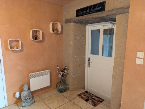 un pasillo con una puerta blanca y un jarrón con flores en Saisonnée, en Centrès