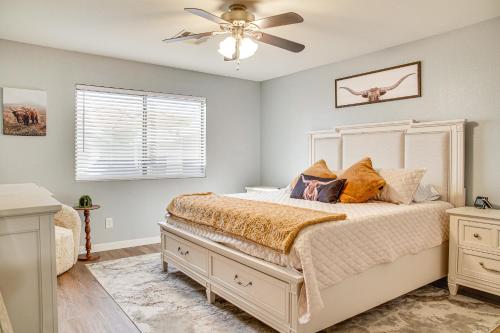 Ένα ή περισσότερα κρεβάτια σε δωμάτιο στο 2 Mi to Surprise Stadium! Snowbird Haven with Pool