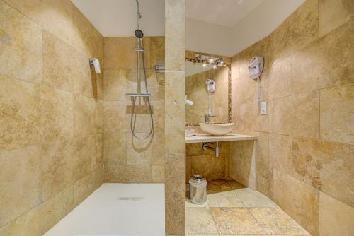 ein Badezimmer mit Dusche und Waschbecken in der Unterkunft Hôtel Restaurant la Corniche in Bastia