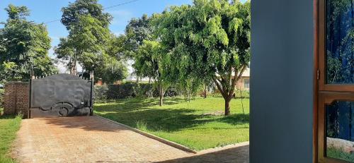 Een tuin van J&T Homestay