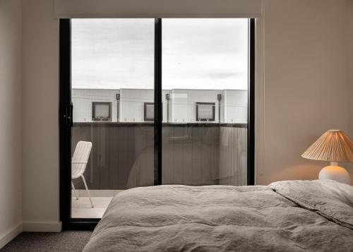 Postel nebo postele na pokoji v ubytování Luxe Stepney Townhouse