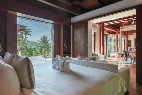 Ένα ή περισσότερα κρεβάτια σε δωμάτιο στο Surin Ayara Villas by Stayisle