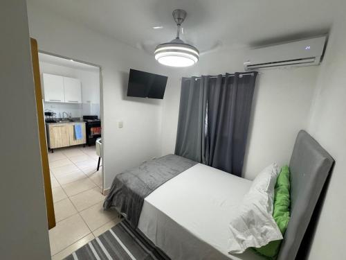 Postel nebo postele na pokoji v ubytování apartamento estudio moderno de 1 habitacion