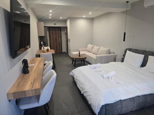 Postel nebo postele na pokoji v ubytování Timeless luxury suites & SPA