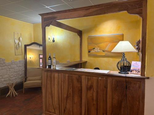 een bar in een kamer met een spiegel bij Hotel De Provence in Digne-les-Bains