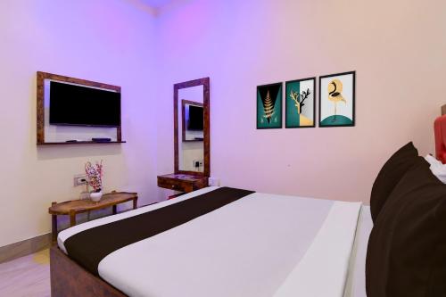 Ένα ή περισσότερα κρεβάτια σε δωμάτιο στο Hotel O Vedika Acropolis Mall