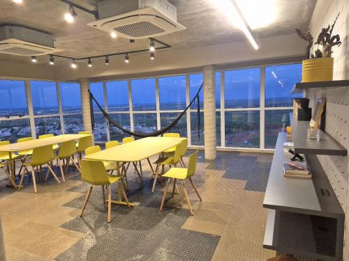 Een restaurant of ander eetgelegenheid bij STÚDIO - Novo e Sofisticado!