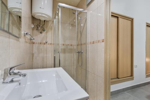 ein Badezimmer mit Waschbecken und Dusche in der Unterkunft Apartamento Práctico en Santa Cruz in Santa Cruz de Tenerife