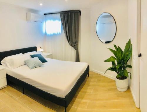 101 - Beachside Renovated 1BR apt w private garden