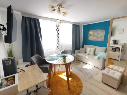 a living room with a table and a couch at Ferienwohnung Sonnengarten in Meschede