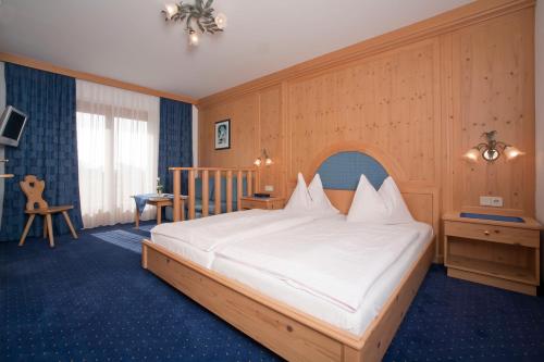 een slaapkamer met een groot wit bed in een kamer bij Gasthof Bärnwirt in Moosburg