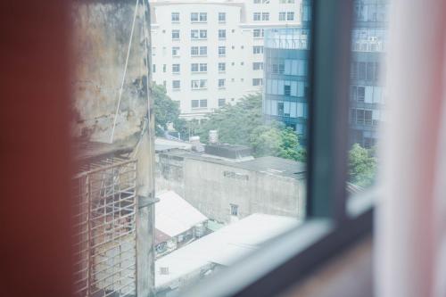 una vista da una finestra di un edificio di M Maison- Stay chill in District 1 ad Ho Chi Minh