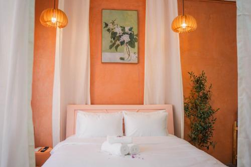 una camera da letto con un letto con due asciugamani sopra di M Maison- Stay chill in District 1 ad Ho Chi Minh