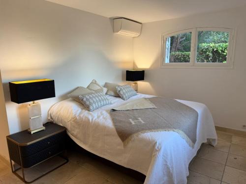 Postel nebo postele na pokoji v ubytování Prestigious villa in Cannes with stunning sea views