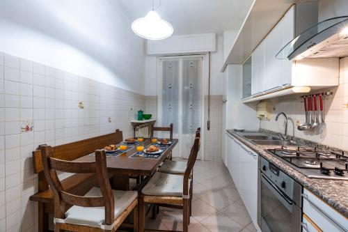 Köök või kööginurk majutusasutuses Novoli Comfort Apartment Balcony & Tramvia