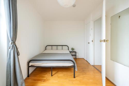 Ένα ή περισσότερα κρεβάτια σε δωμάτιο στο Spacious Room with City Skyline View close to London Eye