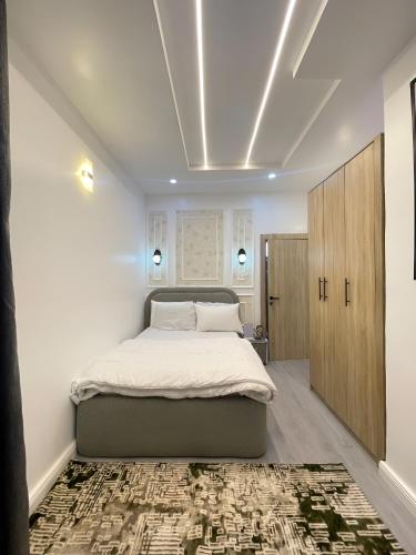 Postel nebo postele na pokoji v ubytování Delight shortlet apartments- Luxury 3 Bed in Jahi