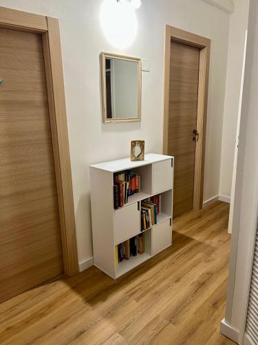 Η βιβλιοθήκη του διαμερίσματος