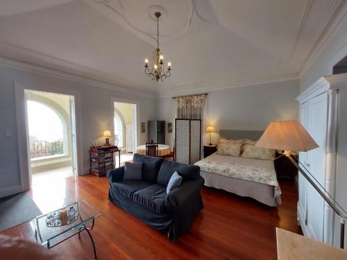 Elegant and Relaxing Seaview Apartment with Pool
