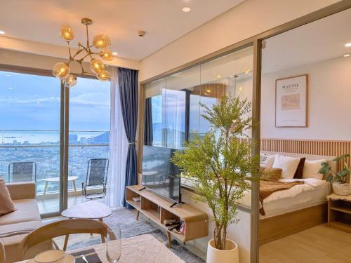 The Sóng An Gia Vũng Tàu في فنغ تاو: غرفة معيشة مطلة على الماء