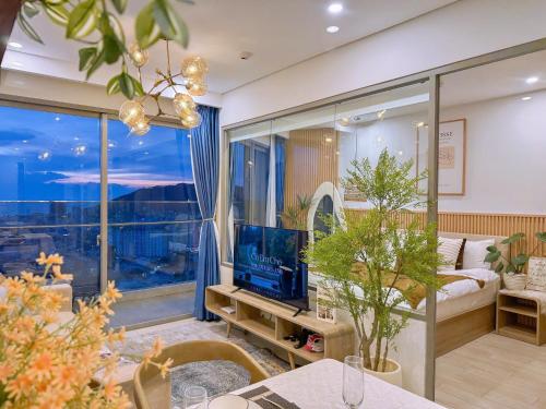 The Sóng An Gia Vũng Tàu في فنغ تاو: غرفة معيشة بها أريكة وتلفزيون ونافذة