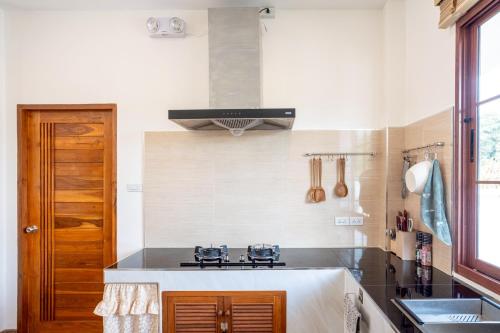 Kuchyň nebo kuchyňský kout v ubytování Relaxing Poolside Stay - 3BR Cozy House