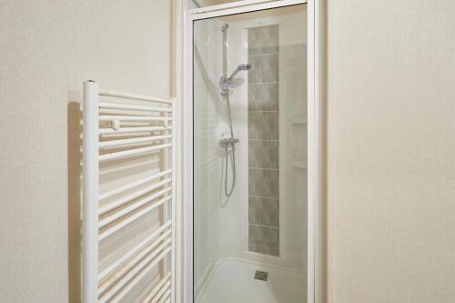 Ένα μπάνιο στο Bluebell Lodge with Hot Tub