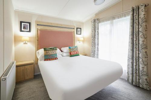 Ένα ή περισσότερα κρεβάτια σε δωμάτιο στο Bluebell Lodge with Hot Tub