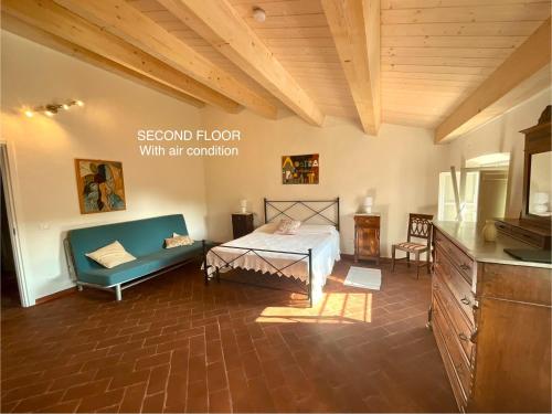 une chambre avec un lit et un canapé dans une pièce dans l'établissement Corte Bicchio 11 ospiti, à Capannori