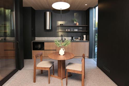 Η κουζίνα ή μικρή κουζίνα στο Noa Villas Adults Only Riverside Resort