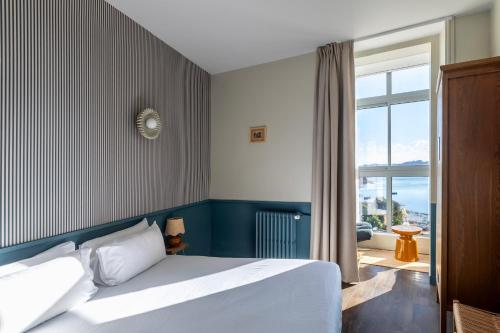 Ένα ή περισσότερα κρεβάτια σε δωμάτιο στο Hôtel BelleVue