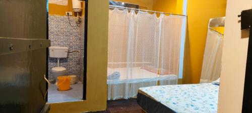 een badkamer met een douche en een bed in een kamer bij Desert night culture resort in Pushkar