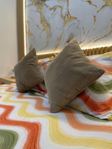 zwei Kissen auf einem Bett in der Unterkunft Casa de Bella BnB in Mataram