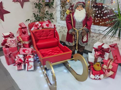 un Santa Claus tirando de un trineo de regalos en Apartamentos Rodeiramar 2A, en Cangas de Morrazo