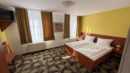 a hotel room with a bed in a room at Hotel Der Tannenbaum in Munich