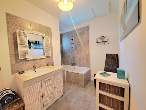 een badkamer met een wastafel en een ligbad bij Villa K Presqu ile de Giens in Hyères