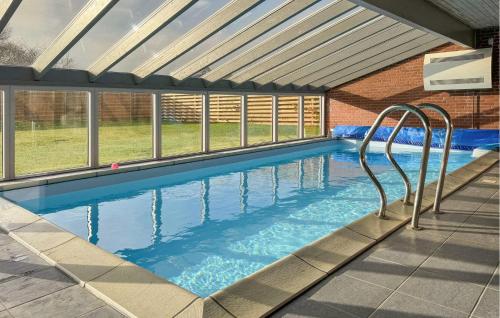 Πισίνα στο ή κοντά στο 6 Bedroom Stunning Home In Give