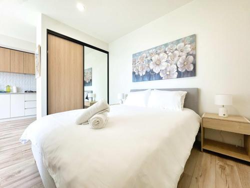 Ένα ή περισσότερα κρεβάτια σε δωμάτιο στο New & Spacious Studio Apt Opposite Central Market