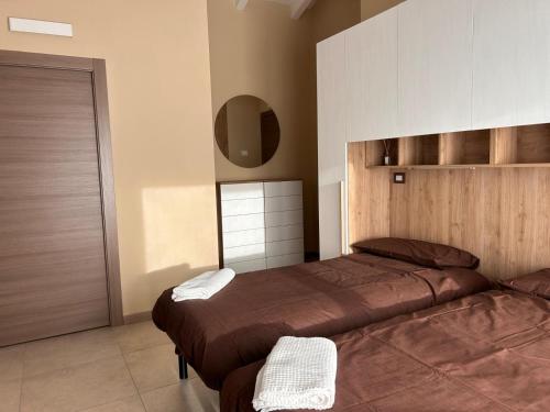 NervianoにあるRiVaLoVEのベッドルーム1室(ベッド2台、鏡、ドア付)