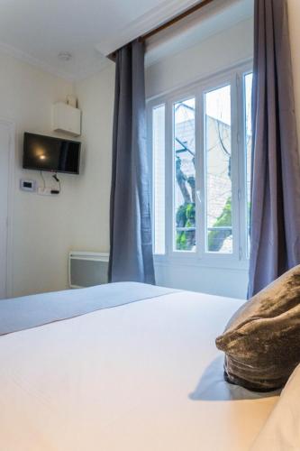 a bedroom with a bed and a window at Le Valet - 1 Chambre in Brive-la-Gaillarde