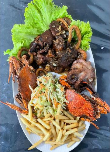 马特勒Turtle Sea Guest & Restaurants的盘子,有肉和薯条