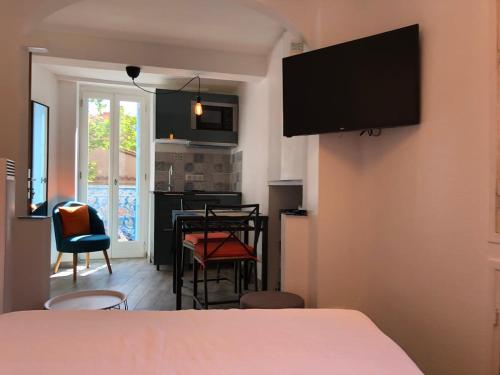 Μια τηλεόραση ή/και κέντρο ψυχαγωγίας στο My Collioure - La Suite - Sauna, Spa & Beach