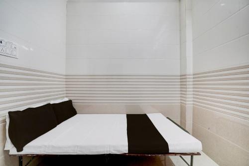 a small room with a bed in a room at SPOT ON Radhakund Guest House in Rādha Kund