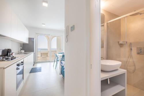 un bagno bianco con lavandino e WC di Marinaia Archi a Marittima