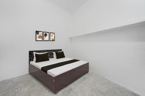 Ένα ή περισσότερα κρεβάτια σε δωμάτιο στο SPOT ON Hotel Veer Galaxy