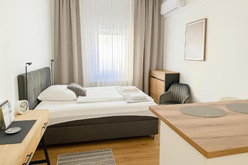 Postel nebo postele na pokoji v ubytování Air-conditioned, quiet Apartment - center of Sankt Pölten - Smart TV