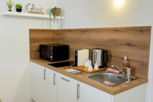 Kuchyň nebo kuchyňský kout v ubytování Air-conditioned, quiet Apartment - center of Sankt Pölten - Smart TV