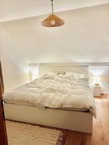 a bedroom with a large white bed with a ceiling at Havnkoje in Lemkenhafen auf Fehmarn