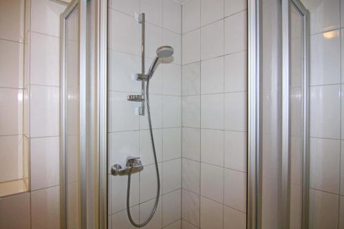 eine Dusche mit Duschkopf im Badezimmer in der Unterkunft Orth A6 in Orth