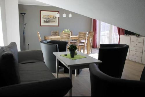a living room with a table and chairs at Orther Hafenblick in Orth
